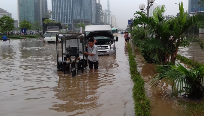 Nhiều phương tiện chết m&aacute;y giữa đường kh&ocirc;ng thể di chuyển được.