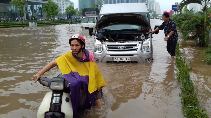 Nhiều người tỏ ra bức x&uacute;c trước cơn mưa đầu m&ugrave;a.