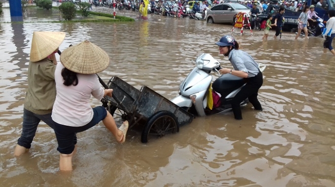 H&agrave; Nội: &Ocirc; t&ocirc;, xe m&aacute;y la liệt