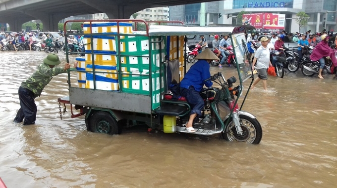 H&agrave; Nội: &Ocirc; t&ocirc;, xe m&aacute;y la liệt