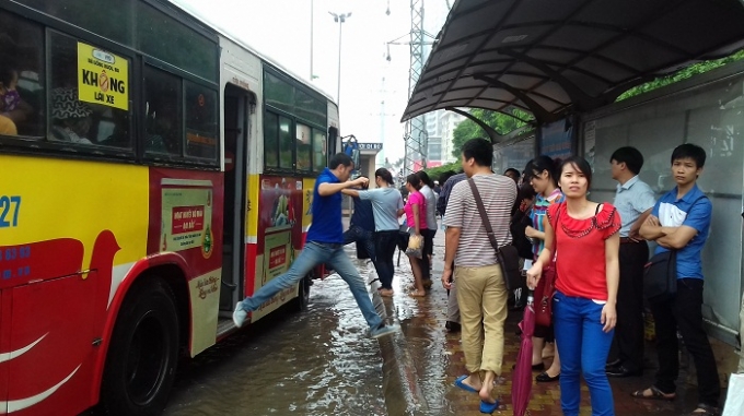 Ngập lụt khiến người d&acirc;n di chuyển bằng xe bu&yacute;t cũng cảm thấy kh&oacute; khăn.