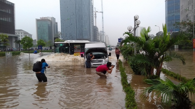 &nbsp;Ph&oacute;ng vi&ecirc;n h&ograve;a m&igrave;nh v&agrave;o cơn mưa lũ để ghi nhận lại những h&igrave;nh ảnh thực nhất về cơn mưa đầu m&ugrave;a tại Thủ đ&ocirc;.