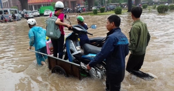 Hà Nội: Ô tô, xe máy la liệt "chết đuối", dịch vụ "cứu hộ" lên ngôi