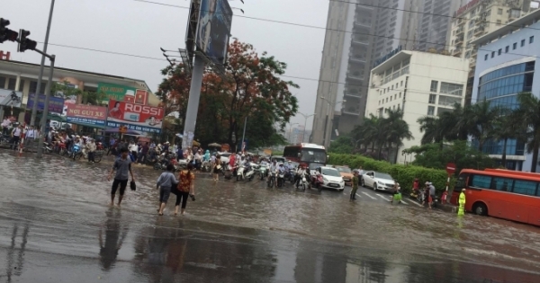 Mưa lớn gây ngập sâu, cuộc sống của người dân Thủ đô bị đảo lộn