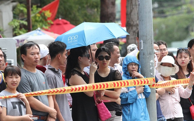 Người d&acirc;n đứng dọc hai b&ecirc;n đường chờ đ&oacute;n Tổng thống Mỹ. (Ảnh: D&acirc;n tr&iacute;)