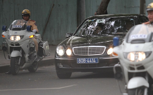 Đo&agrave;n xe Tổng thống tr&ecirc;n đường ra s&acirc;n bay T&acirc;n Sơn Nhất. (Ảnh: D&acirc;n tr&iacute;)