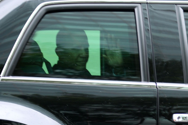 Tổng thống Obama vẫy tay ch&agrave;o người d&acirc;n hai b&ecirc;n đường. (Ảnh: D&acirc;n tr&iacute;)