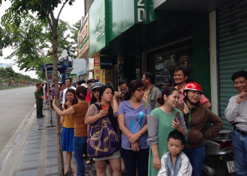 Người d&acirc;n đứng dọc hai b&ecirc;n đường chờ đ&oacute;n Tổng thống.&nbsp;