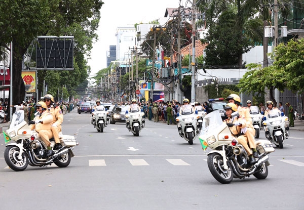 Đo&agrave;n xe Tổng thống từ từ tiến ra s&acirc;n bay. (Ảnh: Vietnamnet)