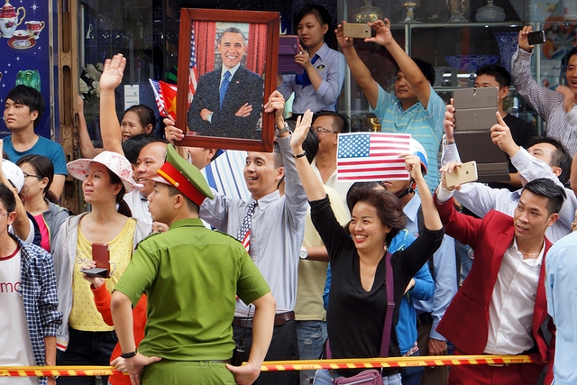 Người d&acirc;n S&agrave;i G&ograve;n vẫy tay ch&agrave;o tạm biệt Tổng thống. (Ảnh: D&acirc;n tr&iacute;)