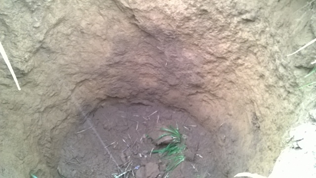 Hố tử thần rộng 4m, s&acirc;u khoảng 10m.