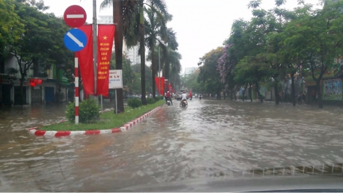 Đường Nguyễn Khuyến - Văn Qu&aacute;n - H&agrave; Đ&ocirc;ng ngập s&acirc;u l&agrave;m nhiều xe m&ocirc; t&ocirc; chết m&aacute;y. (Ảnh: Huy Trung)