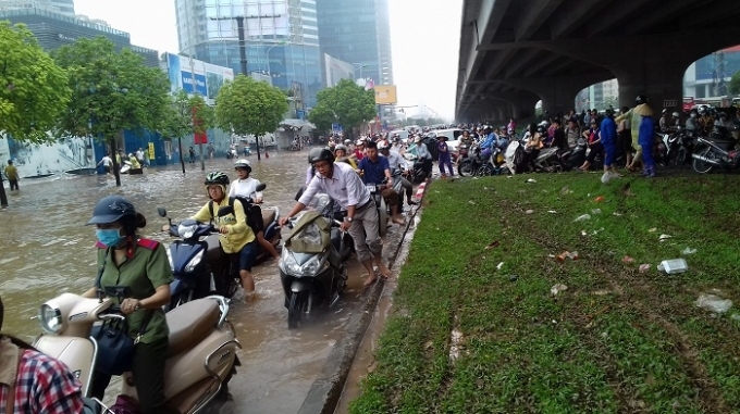 C&aacute;c phương tiện tham gia giao th&ocirc;ng tr&ecirc;n đường Phạm H&ugrave;ng hết sức kh&oacute; khăn, nhiều xe chết m&aacute;y.