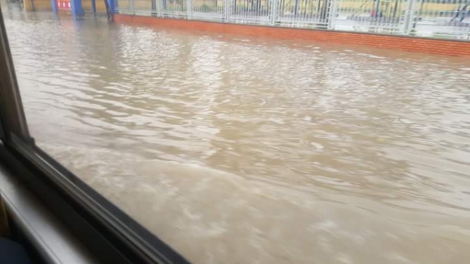 Nước ngập trắng v&agrave; chảy th&agrave;nh d&ograve;ng như lũ.