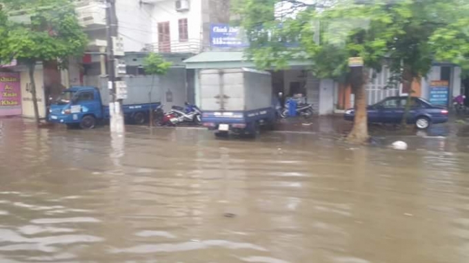 Nhiều xe tải v&agrave; xe &ocirc; t&ocirc; con kh&ocirc;ng di chuyển được phải tạt v&agrave;o vỉa h&egrave;.