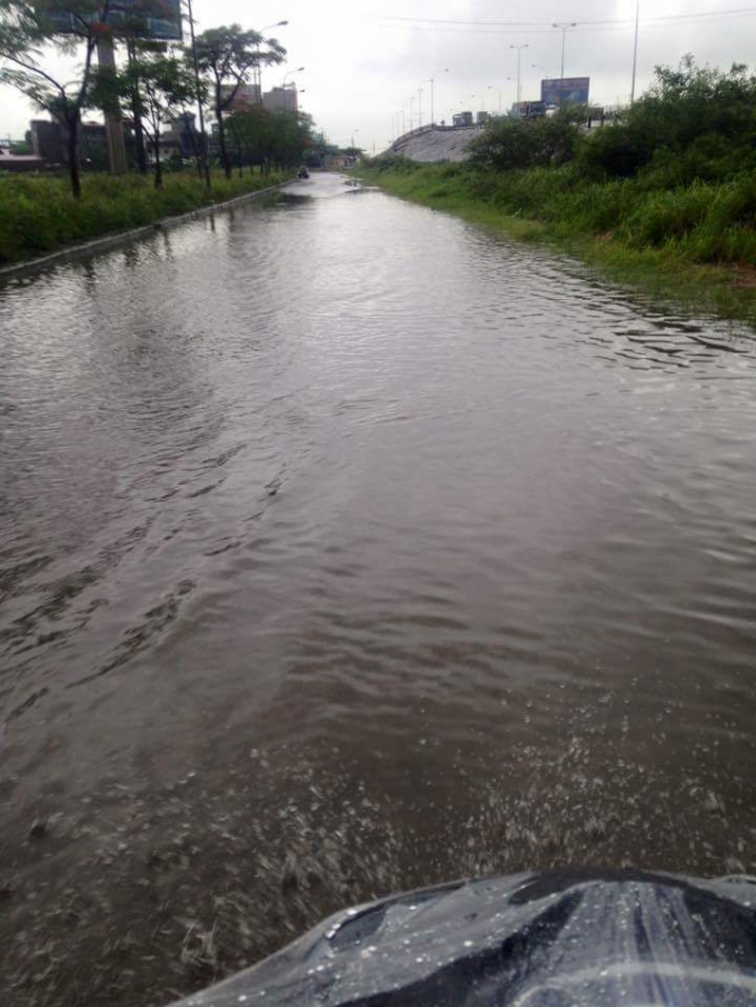 C&aacute;c tuyến đường trong Khu đ&ocirc; thị nước ngập th&agrave;nh s&ocirc;ng.