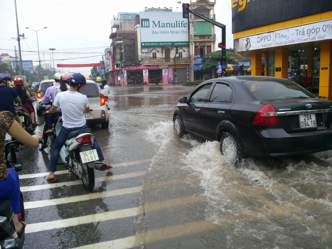 Người d&acirc;n &ugrave;n tắc do ngập nước.