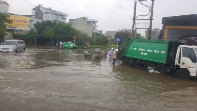 C&aacute;c xe của X&iacute; nghiệp M&ocirc;i Trường Xanh đi thu vớt r&aacute;c nổi v&igrave; ngập nước.