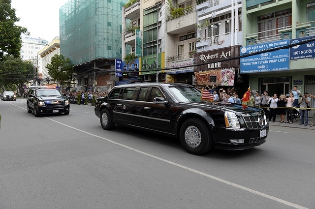 Dọc theo tuyến đường ra s&acirc;n bay, người d&acirc;n đứng hai b&ecirc;n đường ch&agrave;o Tổng thống.