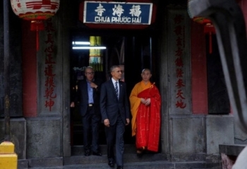 Vì sao ông Obama luôn bỏ tượng phật nhỏ trong người?