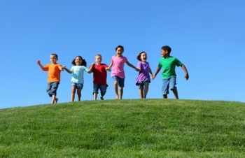 Trẻ đi chân trần học giỏi hơn trẻ mang giày