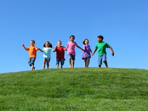 Trẻ kh&ocirc;ng mang gi&agrave;y c&oacute; khả năng đạt điểm thi cao hơn trẻ mang gi&agrave;y - Ảnh: Shutterstock