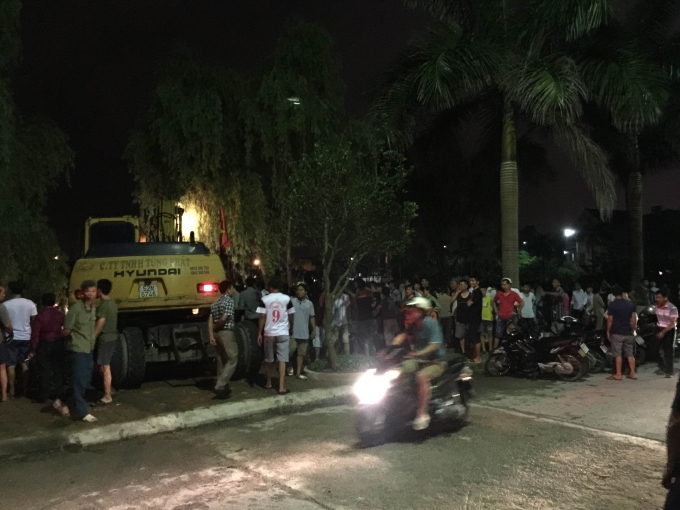 M&aacute;y x&uacute;c đ&atilde; được huy động đến hiện trường để lấp một đầu cống lại, để t&igrave;m kiếm nạn nh&acirc;n.