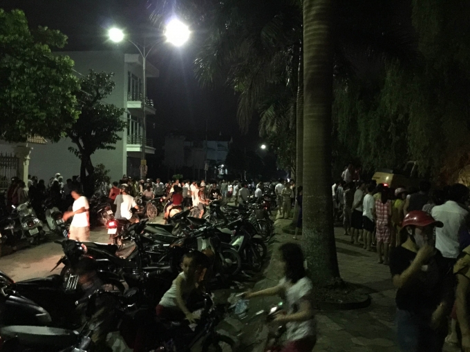 Rất đ&ocirc;ng người d&acirc;n sống quanh khu vực n&agrave;y đến hiện trường đều hy vọng t&igrave;m thấy nạn nh&acirc;n.