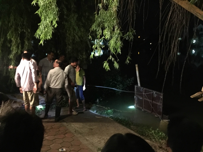 Vị tr&iacute; ch&aacute;u b&eacute; v&agrave; &ocirc;ng Gạch bị nước cuốn sang đầu cống c&ograve;n lại (2 miệng cống c&aacute;ch nhau chừng hơn 50m).