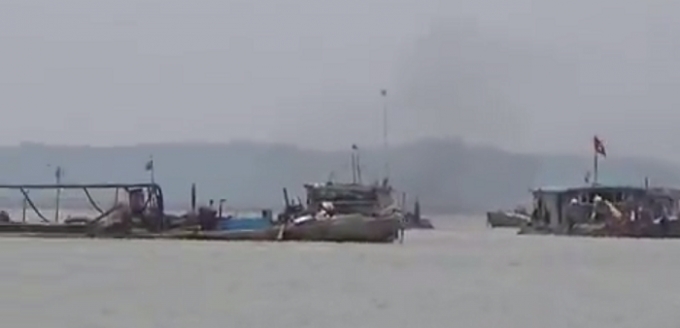 Hoạt động khai th&aacute;c c&aacute;t tr&ecirc;n lưu vực tiếp nối giữa Vịnh Hạ Long với khu vực thị x&atilde; Quảng Y&ecirc;n.