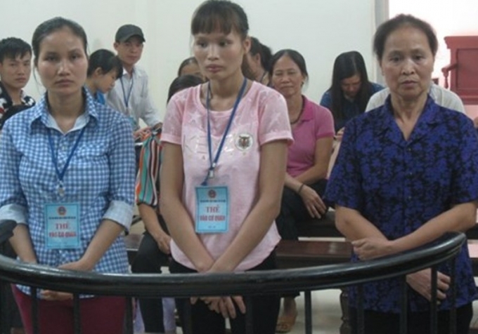 Ba bị c&aacute;o trước v&agrave;nh m&oacute;ng ngựa trong phi&ecirc;n t&ograve;a