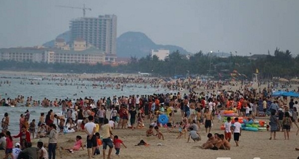 Việc kiểm tra, xử phạt h&agrave;nh vi xả r&aacute;c tại b&atilde;i biển của Đ&agrave; Nẵng sẽ được tiến h&agrave;nh gắt gao.