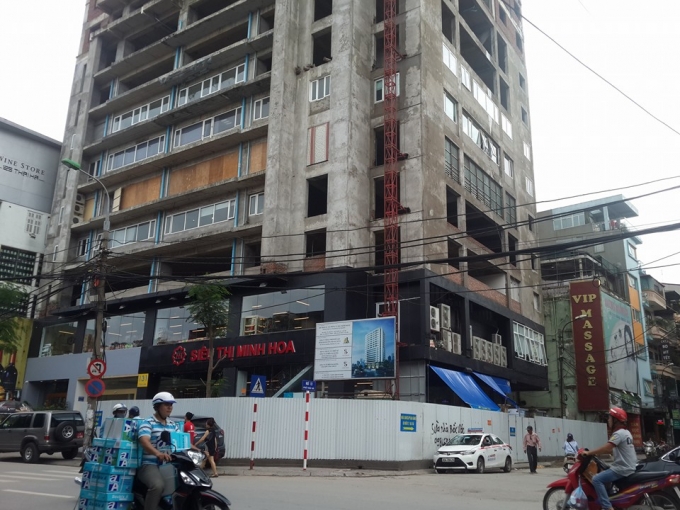 Chủ đầu tư đ&atilde; dừng thi c&ocirc;ng dự &aacute;n từ năm 2010 v&agrave; bỏ dở&nbsp;c&ocirc;ng tr&igrave;nh ở chiều cao tầng 11.