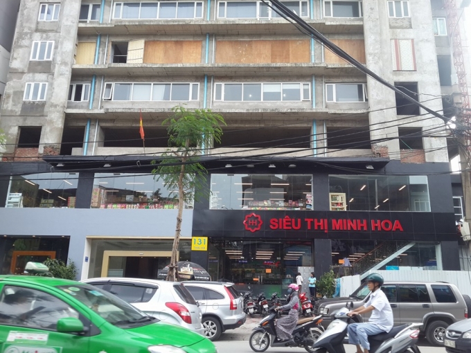 Mặt tiền của dự &aacute;n đ&atilde; được ho&agrave;n thiện v&agrave; cho thu&ecirc; để mở cửa h&agrave;ng b&aacute;n rượu vang nhập ngoại, thậm ch&iacute; l&agrave; mở si&ecirc;u thị.