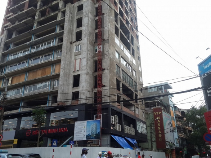 Tuy nhi&ecirc;n, c&aacute;c tầng tr&ecirc;n vẫn bỏ hoang, phần th&ocirc; c&ograve;n chưa được ho&agrave;n thiện.