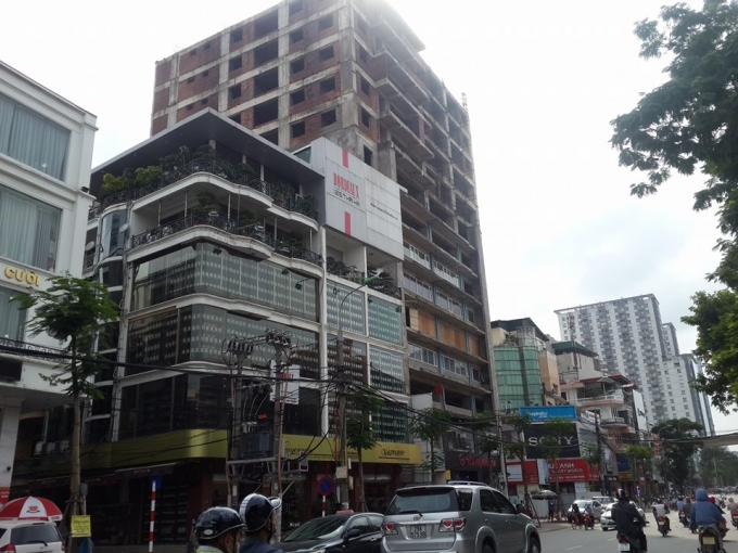 Dự &aacute;n được v&iacute; như một t&ograve;a &ldquo;Chung cư hoang&rdquo;, khiến cho bộ mặt đ&ocirc; thị trở l&ecirc;n lem nhem, nhếch nh&aacute;c.