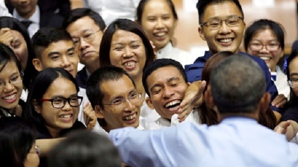 Tổng thống Obama li&ecirc;n tục l&agrave;m n&oacute;ng hội trường m&aacute;y lạnh mở hết c&ocirc;ng suất (Ảnh: Reuters).