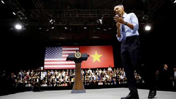 &Ocirc;ng Obama to&agrave;n đứng v&agrave; li&ecirc;n tục đi lại trong hơn 1 giờ n&oacute;i chuyện với th&agrave;nh vi&ecirc;n YSEALI (Ảnh: Reuters).