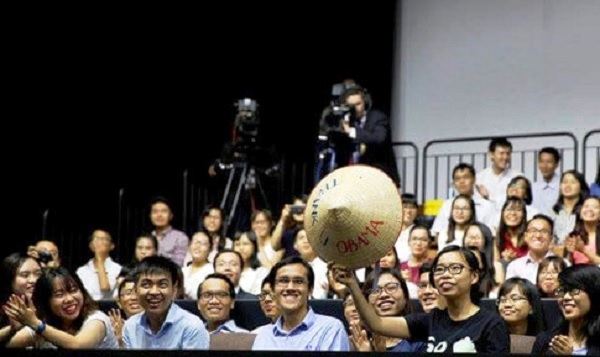 &nbsp;Chiếc n&oacute;n l&aacute; đ&atilde; gi&uacute;p bạn trẻ n&agrave;y thu h&uacute;t sự ch&uacute; &yacute; của Tổng thống Obama v&agrave; được &ocirc;ng chọn đặt c&acirc;u hỏi (Ảnh: Reuters).