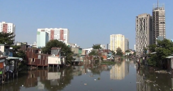 Những "Ngôi nhà chênh vênh" giữa lòng Sài Gòn