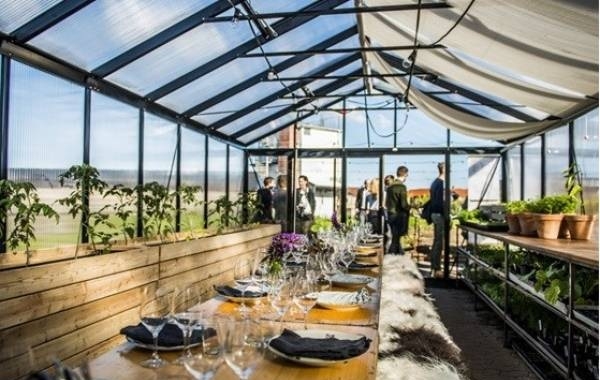 Stedsans (ở Copenhagen, Đan Mạch), một nh&agrave; h&agrave;ng độc đ&aacute;o tr&ecirc;n tầng thượng nằm trong một nh&agrave; k&iacute;nh.