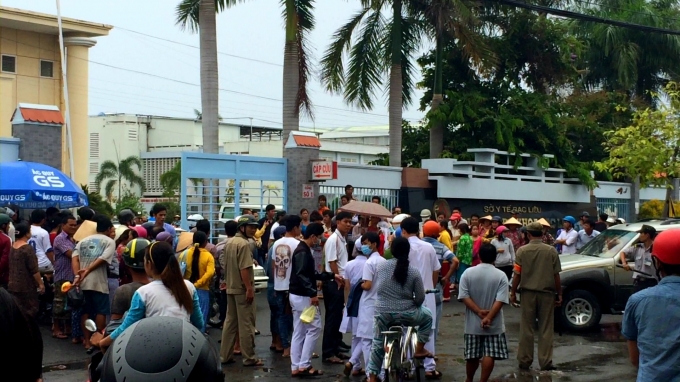 Người d&acirc;n TP Bạc Li&ecirc;u hiếu kỳ k&eacute;o đến theo d&otilde;i sự việc.
