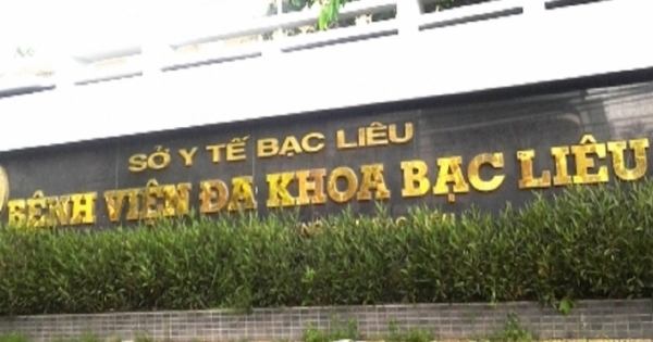 Bạc Liêu: Gia đình đội khăn tang, đem bát hương của sản phụ tử vong đến để khiếu nại