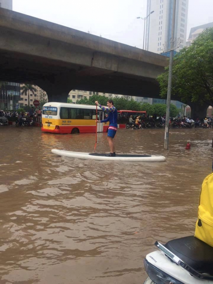 Bỏ xe theo thuyền! Trong khi c&aacute;c phương tiện kh&aacute;c đang phải chịu cảnh ngập &uacute;ng v&agrave; &ugrave;n tắc th&igrave; một anh