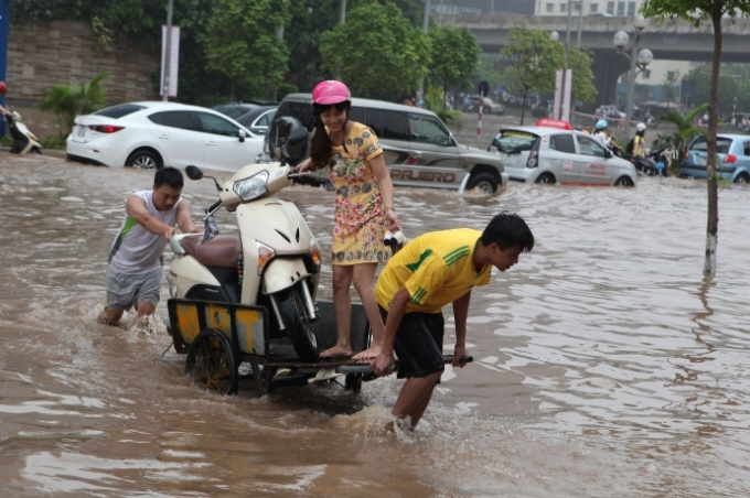 Anh đưa n&agrave;ng về dinh. (Đường Dương Đ&igrave;nh Nghệ, H&agrave; Nội)