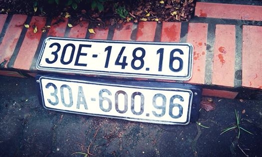 Mưa to,rụng biển! &nbsp;Sau trận mưa, tr&ecirc;n facebook, một v&agrave;i người đ&atilde; th&ocirc;ng b&aacute;o nhặt được c&aacute;c biển số xe. Theo một facebooker th&igrave; c&aacute;c biển số xe n&agrave;y được nhặt tại g&atilde; tư Big C Thăng Long, H&agrave; Nội.