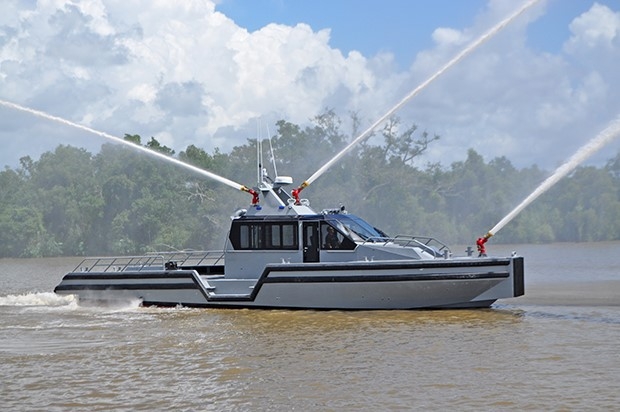 Metal Shark 45 Defiant l&agrave; loại t&agrave;u tuần tra vỏ nh&ocirc;m một th&acirc;n. Con số 45 trong số hiệu l&agrave; chiều d&agrave;i 45 feet, tương đương 13,7 m. Trong khi đ&oacute;, chiều ngang t&agrave;u l&agrave; 15 feet, tương đương 4,6 m. Tốc độ tối đa của t&agrave;u đạt tr&ecirc;n 70 km/h.&nbsp;(Ảnh: Metalsharkboats)