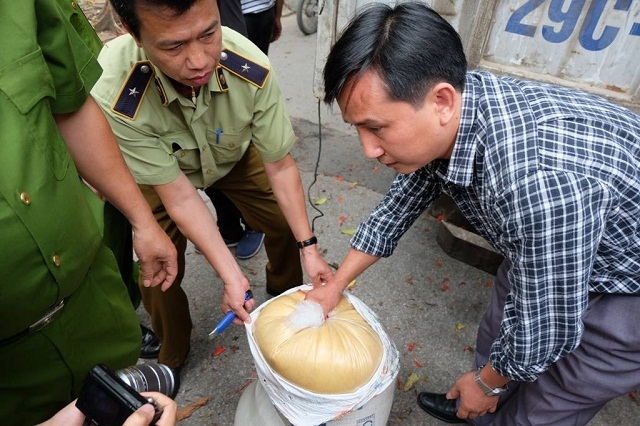 Lực lượng chức năng đang tiến h&agrave;nh kiểm tra số mỡ động vật kh&ocirc;ng r&otilde; nguồn gốc.