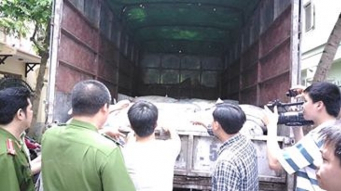 Xe tải chở số mỡ kh&ocirc;ng r&otilde; nguồn gốc bị bắt giữ.