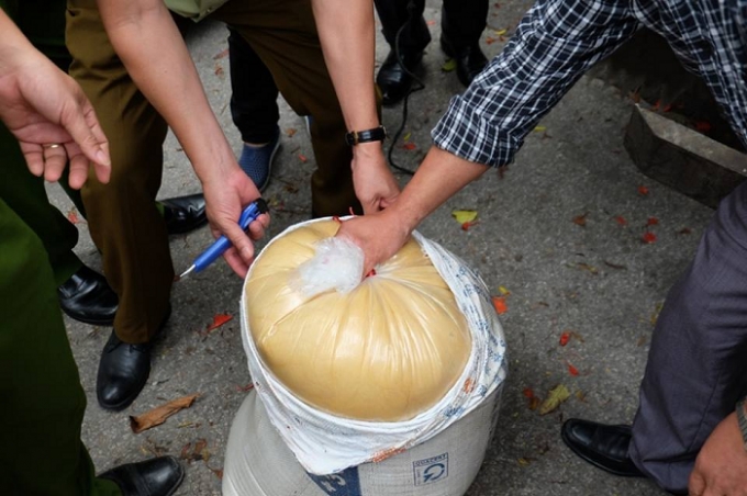 Một trong 60 bao mỡ lợn bị thu giữ.